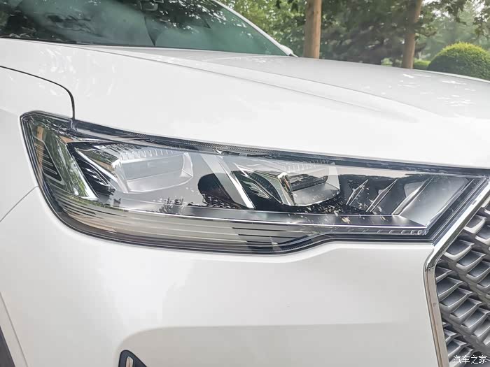 矩阵式led大灯,夜晚特别耀眼,效果出众,照亮我回家的路.