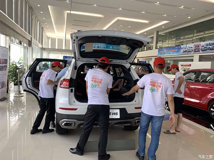 出发前,讲解师向车友们介绍新车.