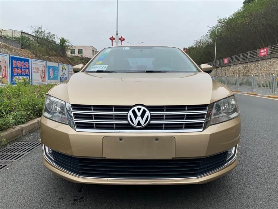 金色的朗逸,这颜色还是不错的样子!