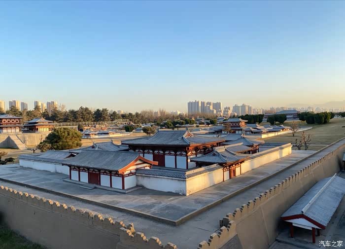 大明宫南部为前朝,自南向北由含元殿,宣政殿和紫宸殿为中心组成;北部