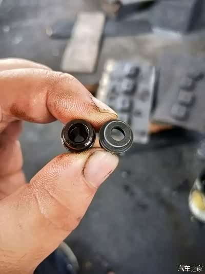 再对比气门油封老化厉害也磨损厉害