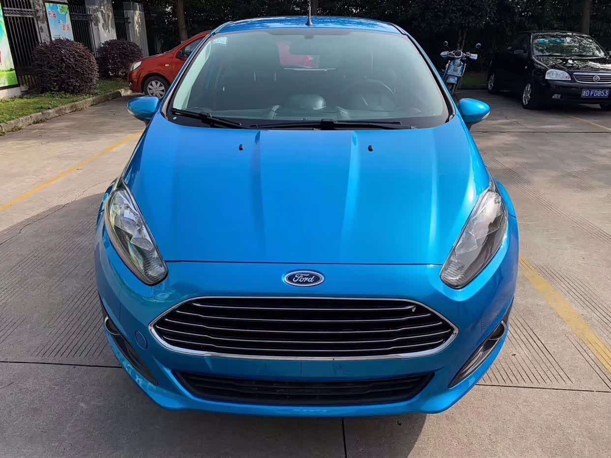 福特嘉年华蓝色挺好看