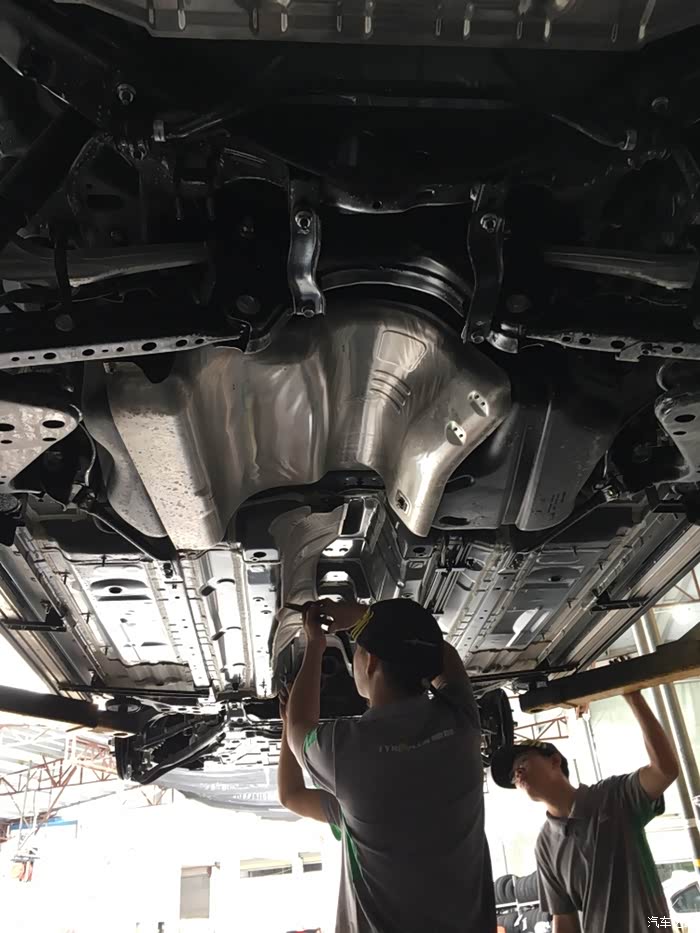 2021款逍客豪华版珠光白用车感受底盘装甲