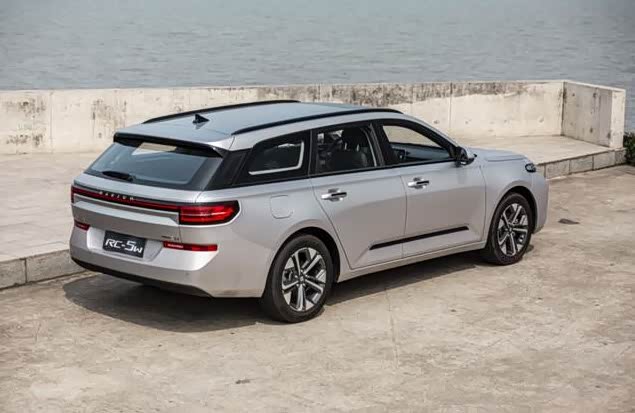 新宝骏rc-5w的设计比一般的旅行车更加美观漂亮