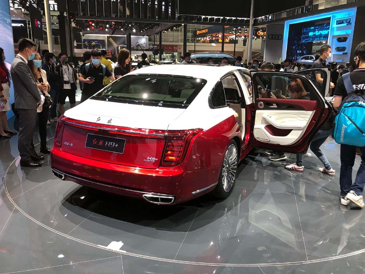 红旗加长版豪华轿车亮相,原厂带两个酒杯!买它需要请司机_senat论坛_