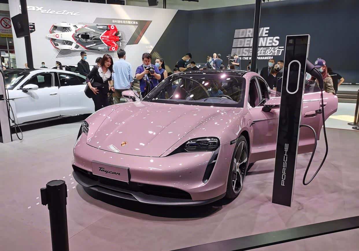 樱花粉紫保时捷taycan,男生一定要送给女朋友哦!