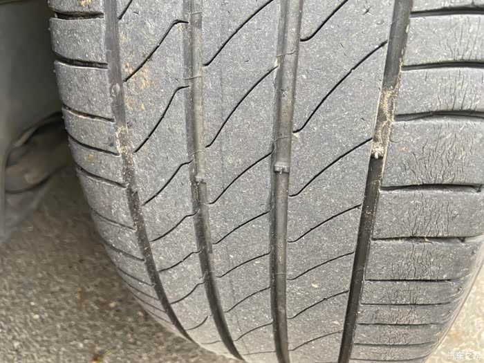 轮胎胎面为什么会有纵贯纹