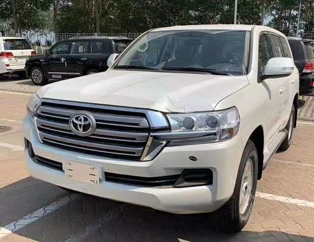 丐版20款酷路泽4600gxr v8 颜色:白/米