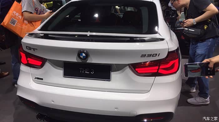 尾灯这是熏黑了吗