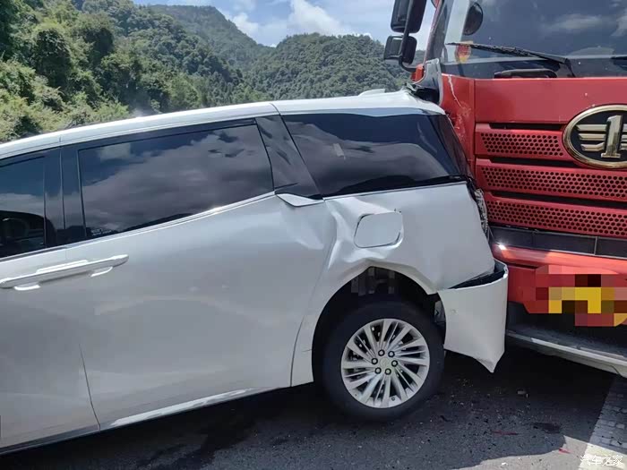 被大货车包饺子的别克gl8竟然如此坚挺