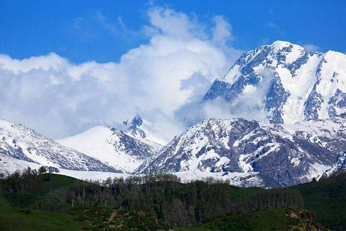 博格达峰是天山山脉东段的著名高峰