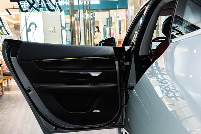 聪明,好开,好看——到店详细试驾智能电动轿跑小鹏p7