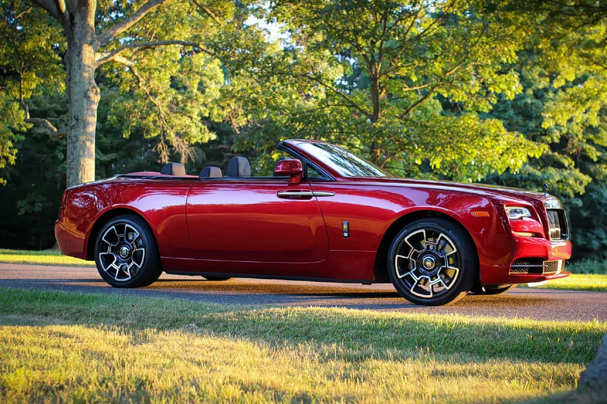 劳斯莱斯曜影black badge红色软顶敞篷车