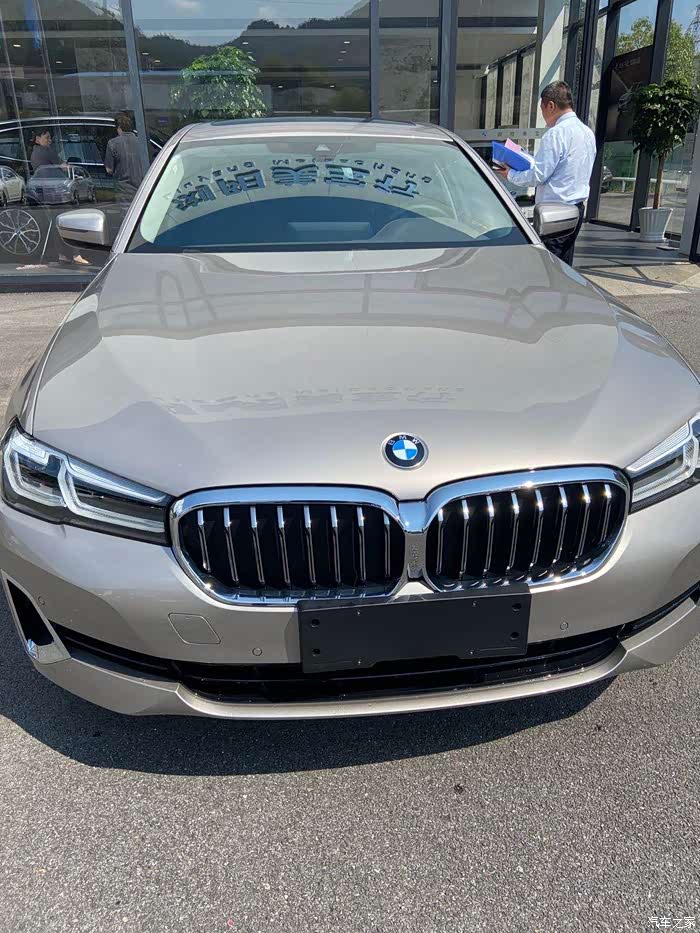 问怎么没看到群友发新款5系开米士银的实车照片呢