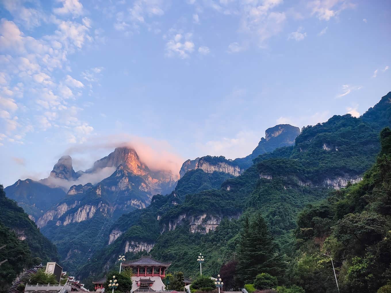 非常幸运地看到了" 日照 金山"的风景