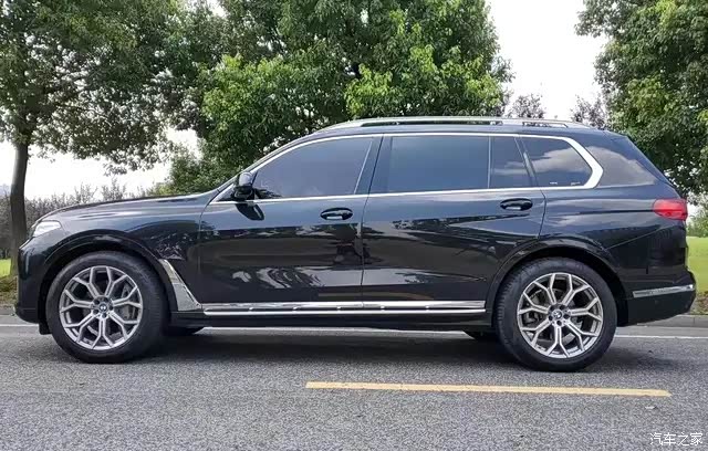 【图】宝马x7的侧面看起来商务感比较突出,配备了宝马7系的独特元素_