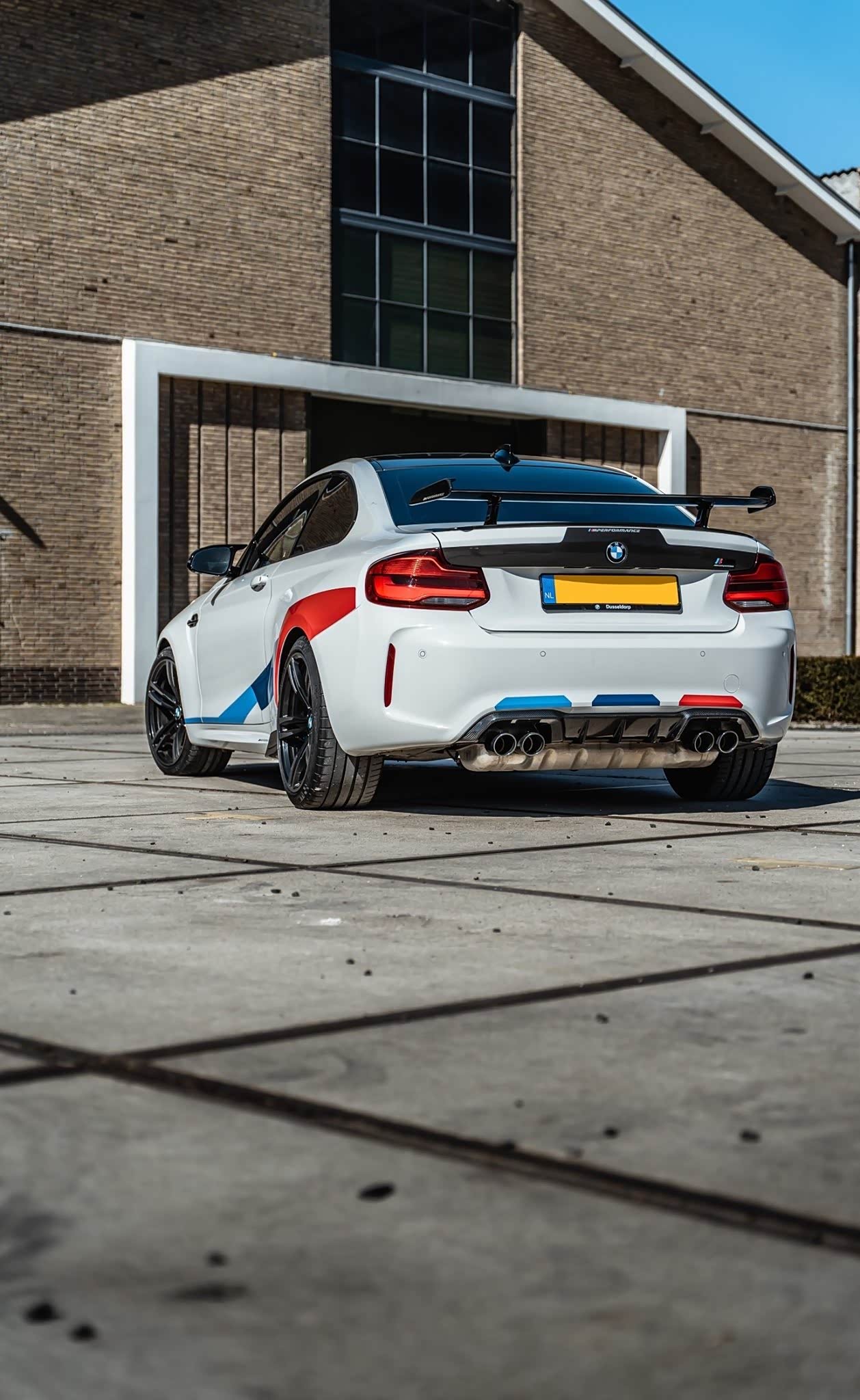 宝马m2运动范儿十足,车身拉花很靓丽.