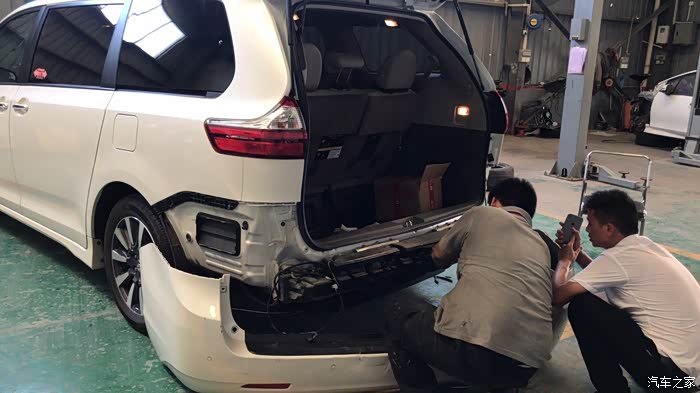 应该是论坛第一台被追尾的塞纳