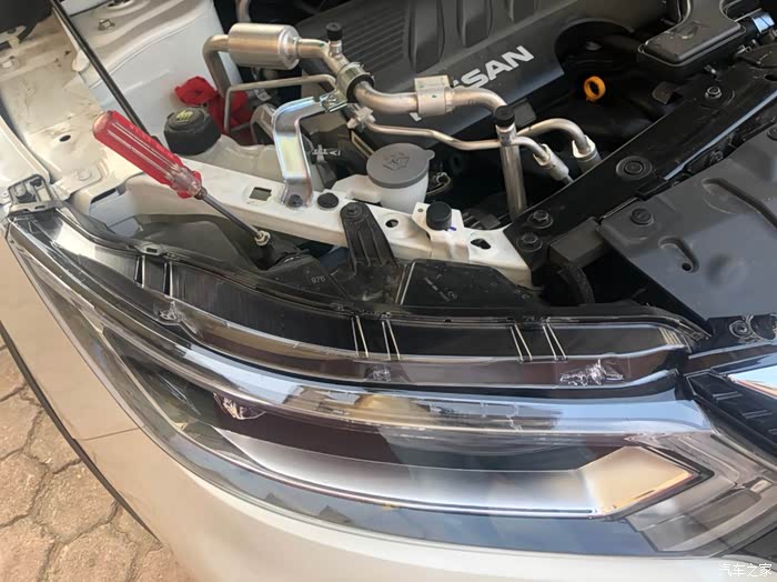 19款逍客豪华版大灯贴膜 自动大灯高度手动调节