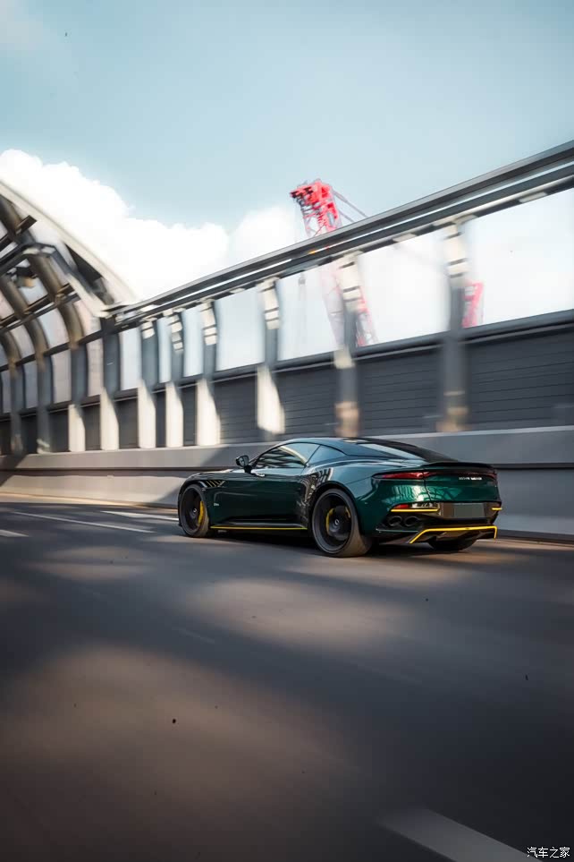 出一台阿斯顿马丁dbs2019款v12配置丰富