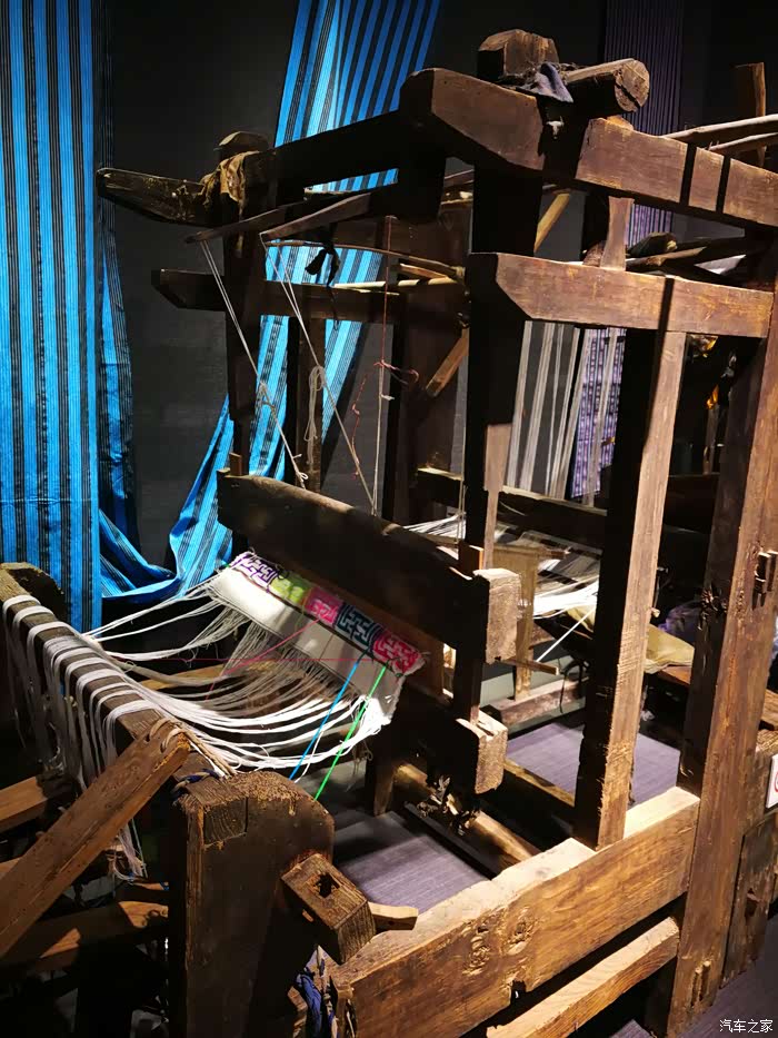 布依族织布机,挺复杂的,据说有100多道工序!