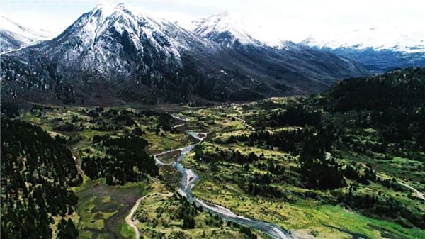 河谷地貌风景自然生成的天然景观山谷里面的湖泊似碧玉