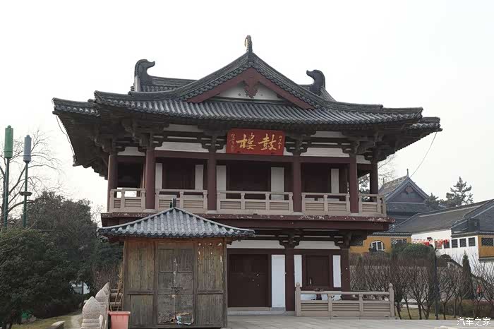 这里就是鼓楼,寺庙体现着中国古典园林的建筑风格.