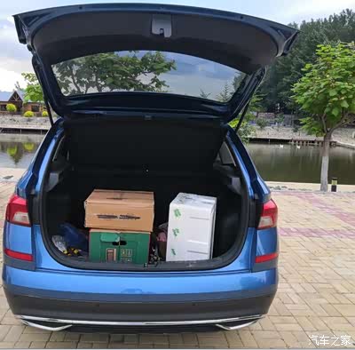 后备箱开口看看柯米克后备箱空间还可观后排座椅可以放倒放置物也方便