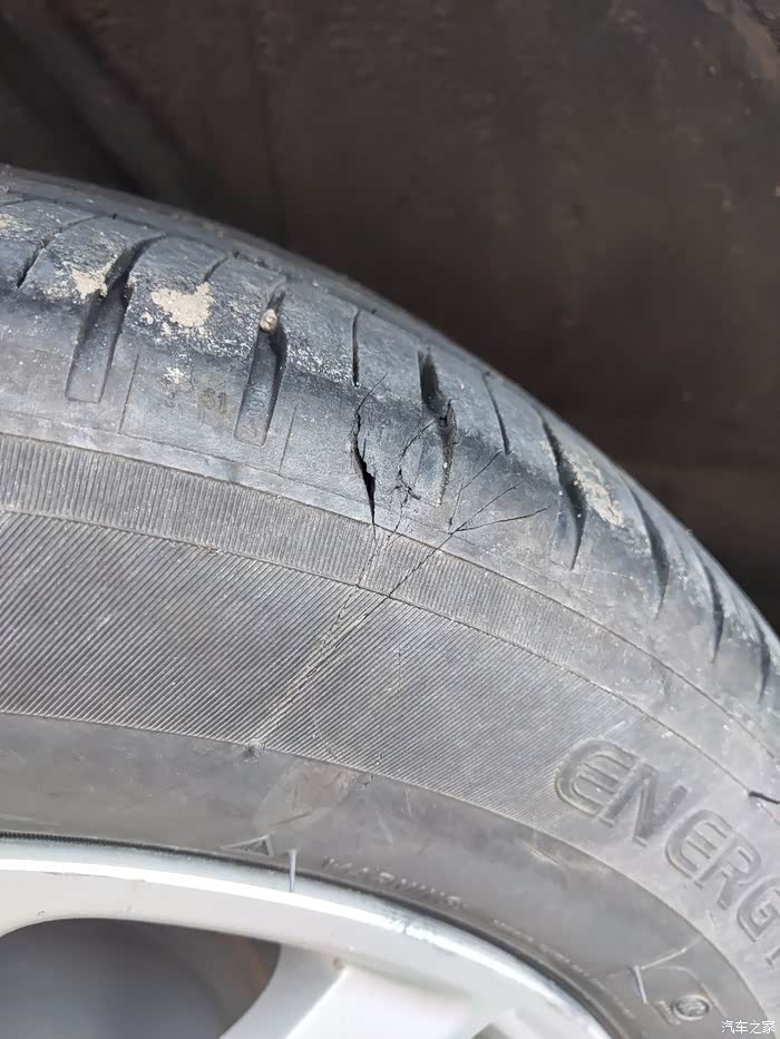 轮胎破损