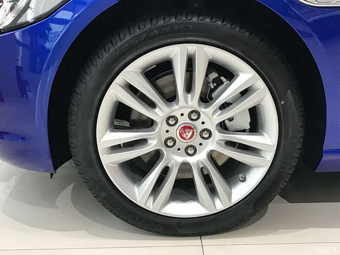 捷豹xel店内探车——蓝色小豹子让你感觉活力满满!