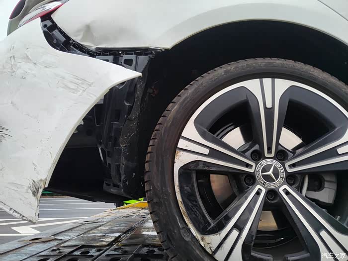 【图】被追尾,后叶子板撞这样是修还是换?_奔驰c级论坛_汽车之家论坛