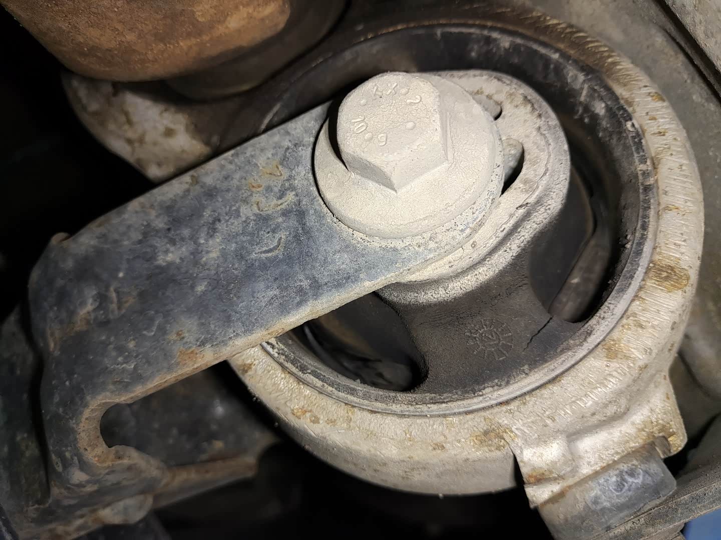 发动机下支架橡胶开裂了