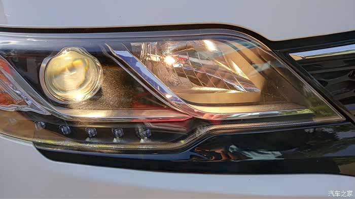 前大灯的造型好像是菱形的,像极了鹰眼.
