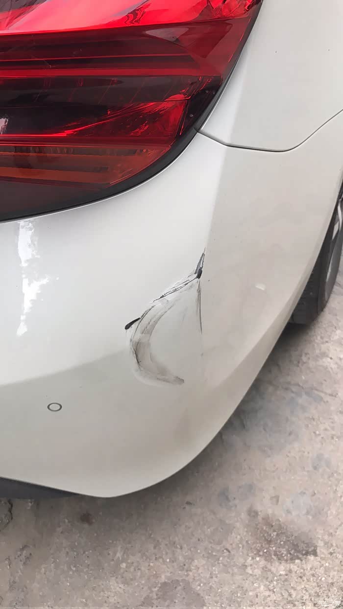 车的右边屁股被蹭了大家帮忙看看