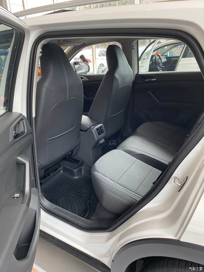这个图没照好,实际后排空间挺宽敞的,照片显得有些小