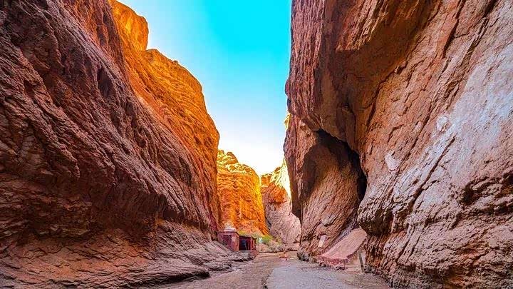 天山神秘大峡谷的血色红崖风雕雨刻而成,峡谷曲径通幽别有洞天