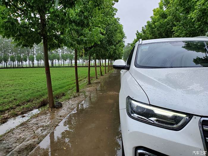 下雨天開車出去享受鄉下獨有的寧靜