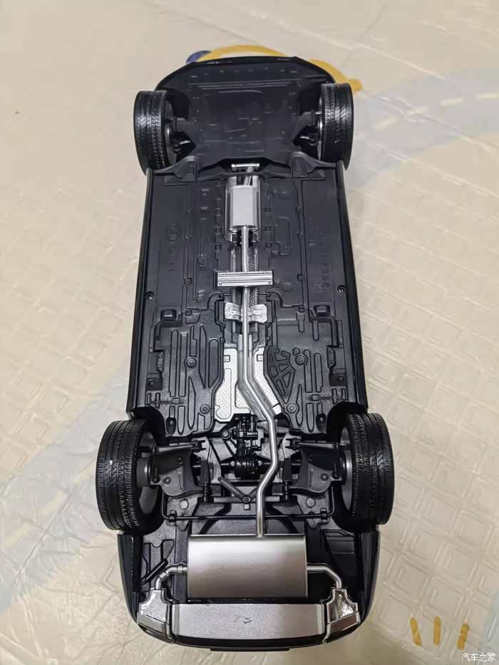 就连底盘上的细节也一丝不苟,还有沃尔沃官方的logo以及型号背书,的确