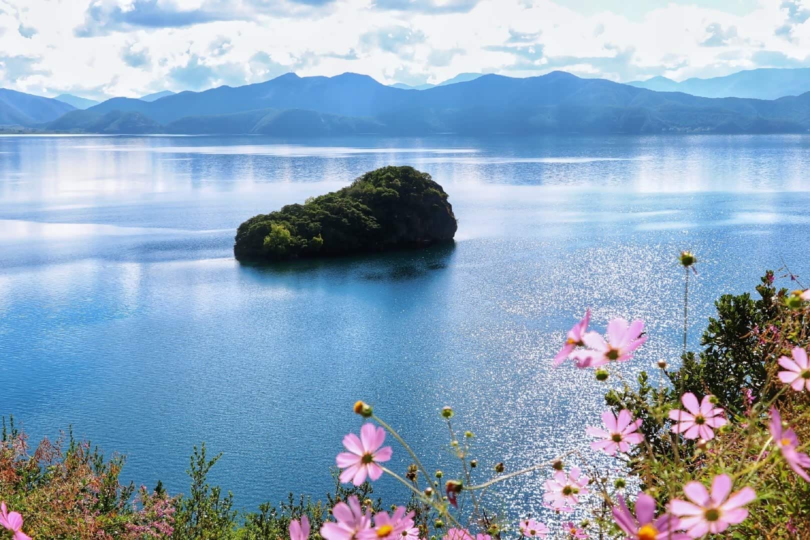 彩云之南泸沽湖的美景,仿佛天地间的一幅画.