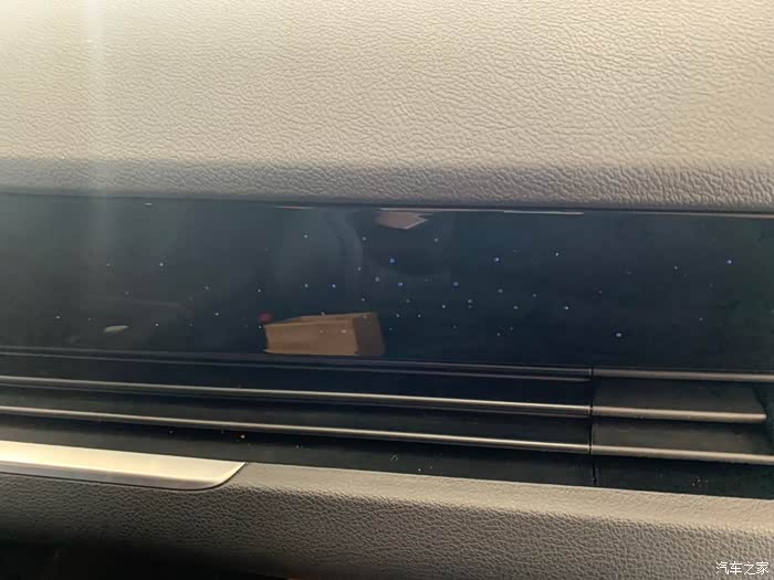 这里能看清吗?这是氛围灯,晚上不要太浪漫啊[得意