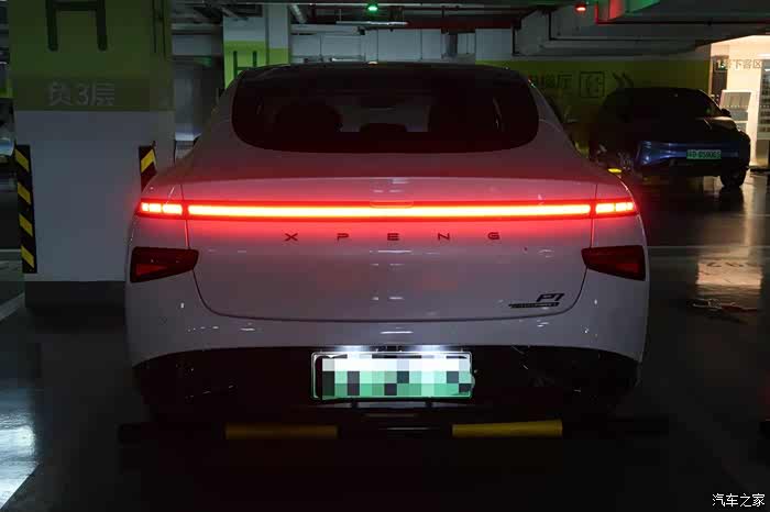 贯穿式的尾灯,配合p7的屁股,很和谐,没有突兀感,下面两个应嘎是刹车灯