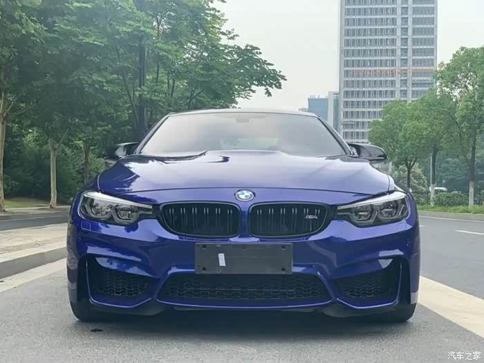 蓝色车身典雅庄重 刚劲线条锋芒毕露,宝马m4绝对是轿跑里的颜值担当