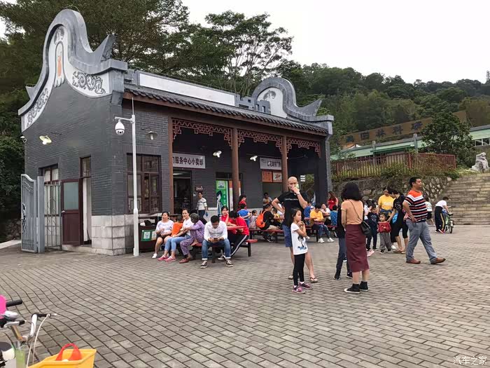 红花湖的大门人流不错