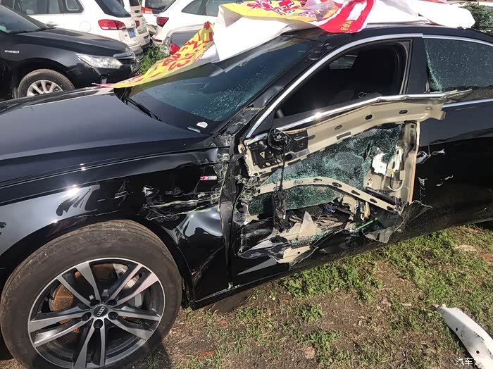 新款奥迪a6l被撞主驾驶重大事故安全气囊不爆