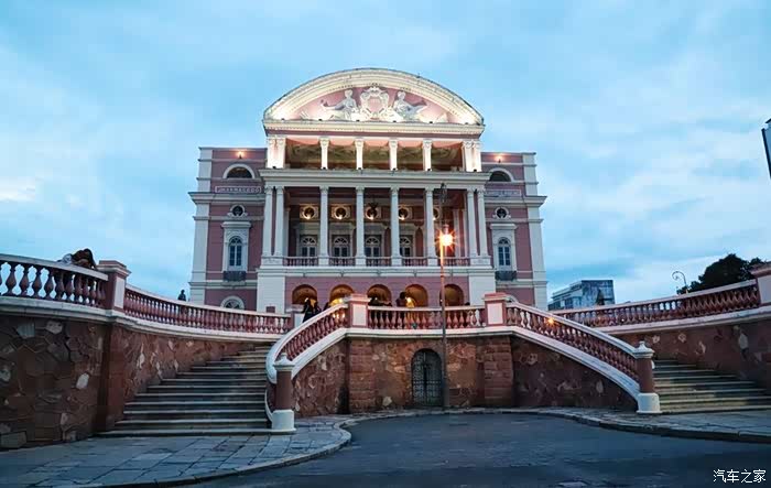 大剧院上面的那个半圆形的拱顶,由几万块弧形马赛克拼成美丽的图案.