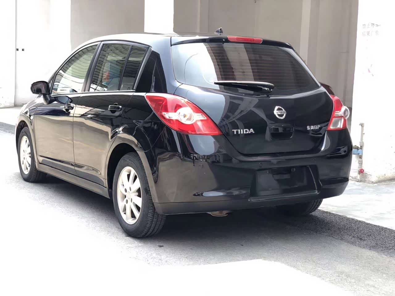 老款日产骐达非常的经典帅气以前很喜欢的一款两厢车型