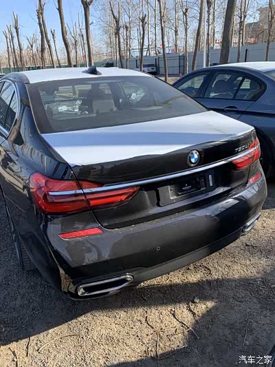 这代车只有后屁股才能看出来是  7系     最不像7系的7系   不过乘坐