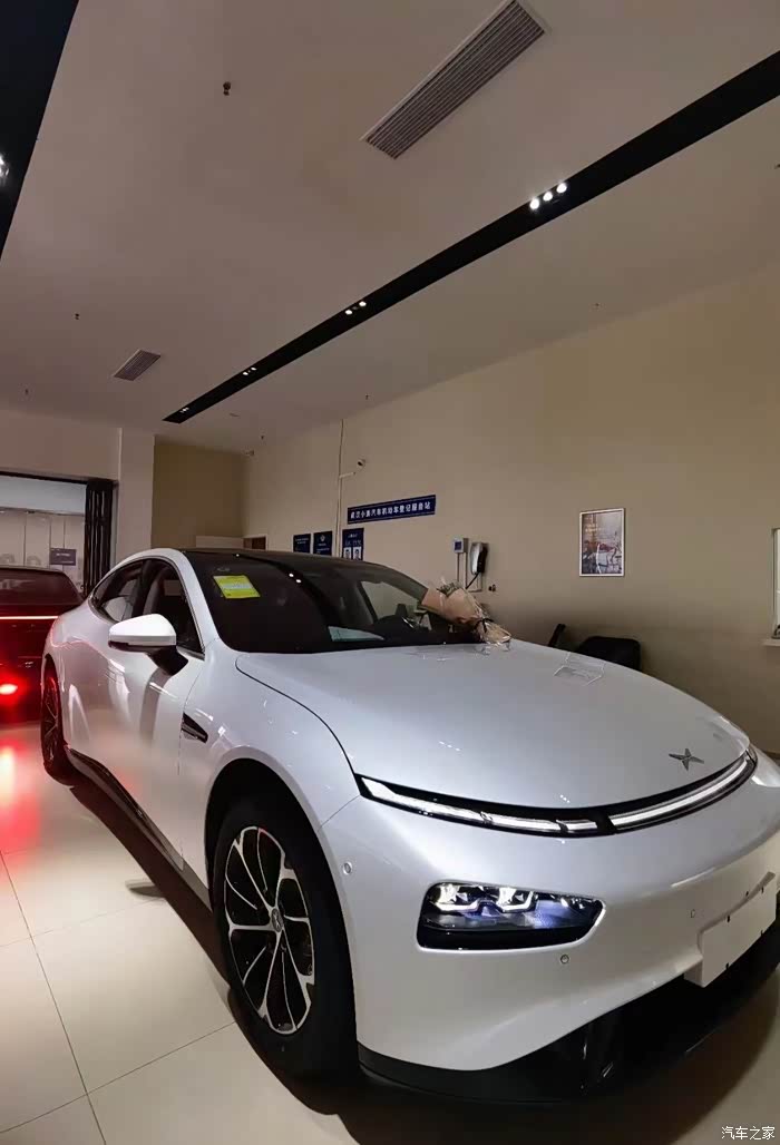 【图】p7新款星云白色店内实拍!确实不错!_小鹏p7论坛_汽车之家论坛
