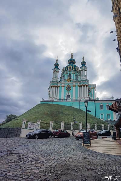 它和圣彼得堡的冬宫博物馆出自同一个建筑师之手