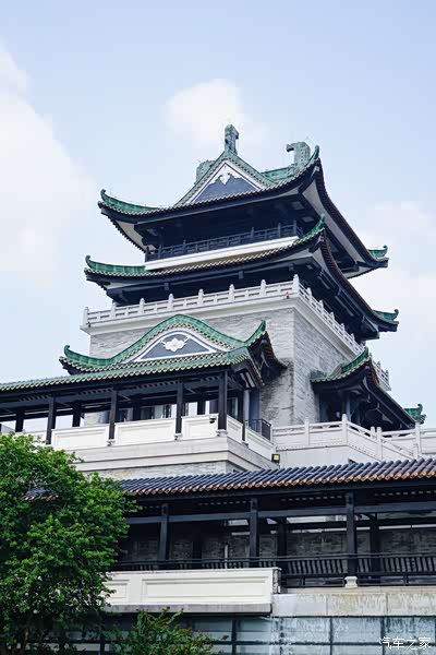 最爱这个建筑将廊建于层层楼阁之中错落有致青灰色基调透露内敛之气